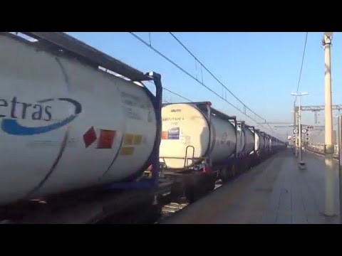SBB CARGO 484 014 CON TANK CONTAINER IN TRANSITO A MILANO RHO FIERA. 29 - 12 - 2015.