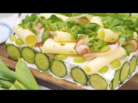 En klassisk smörgåstårta med skinka och leverpastej