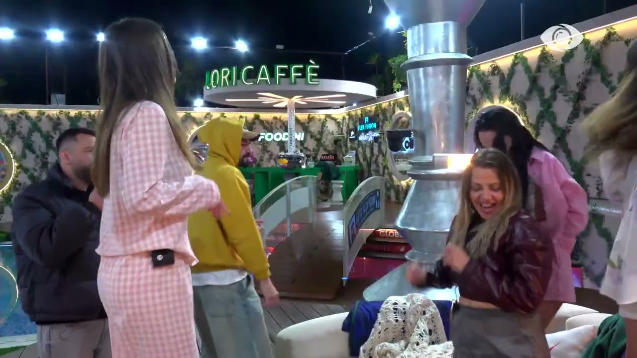 Vijon atmosfera pozitive, banorët kërcejnë nën ritmet e muzikës elektrizuese: Nuk do ikim pa…