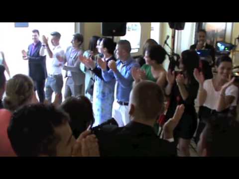 SPOSI E INVITATI ENTRANO BALLANDO - INGRESSO MATRIMONIO  - VILLA MEDICI FRANCESCO BARATTUCCI