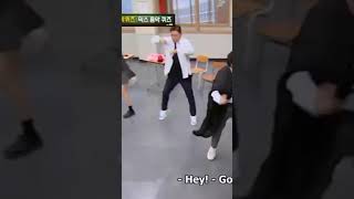 Download lagu Jennie doing Lisa's Crab dance mp3