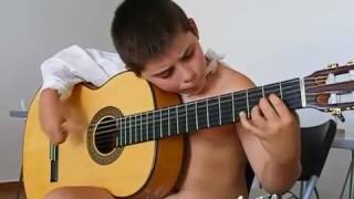 Amos Lora​ de pequeño tocando "Panaderos Flamencos" de Paco de Lucia | VEOFLAMENCO