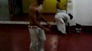 preview picture of video 'Capoeira candeias iquitos - De mola y El crespo'