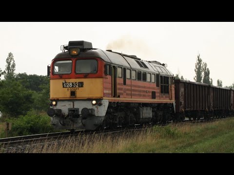 Hungarian Sergej 628-321 accelerates its freight train in Börgönd in summer rain.