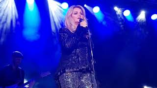 Bonnie Tyler &quot;Seven waves away &quot;live