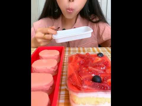 Eating cholate ice cream🍦+snowberry cake 🎂 +(Eating with hands)zube food videos