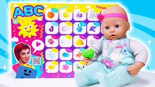Baby Annabell spielt mit ihrem neuen Spielzeug. Puppen Video mit Baby Born auf Deutsch