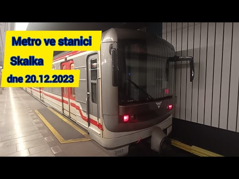 Metro ve stanici Skalka / Metro in Station Skalka