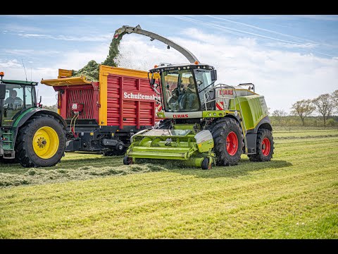 Ontdek hoe deze loonwerker efficiënt gras hakselt
