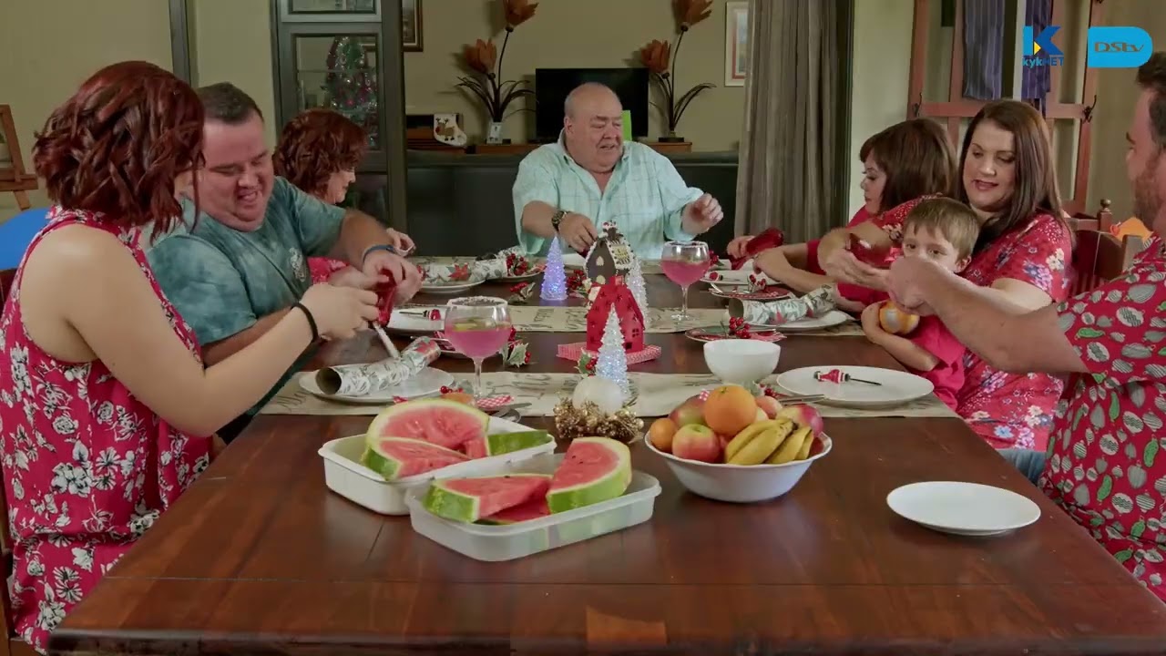 Amptelike Voorskou | Kersfees by Molly en Wors | kykNET