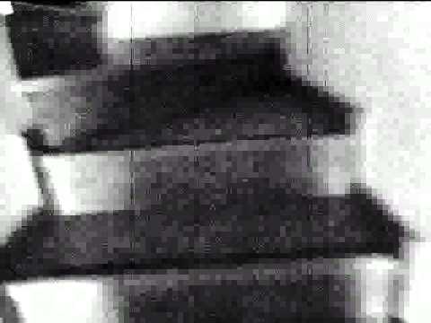 Antonio mató a Luis en la cocina con un hacha porque le debía dinero.