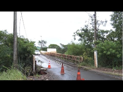 Adutora rompe e prejudica trânsito no jardim Centenário