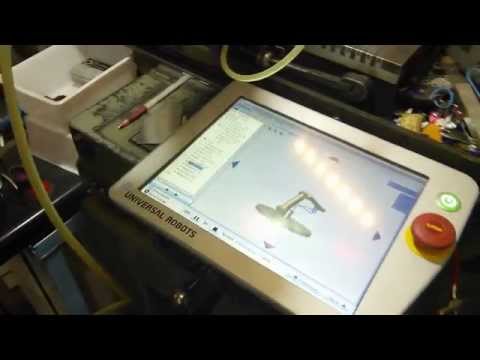 Robotický laser gravíruje vizitky