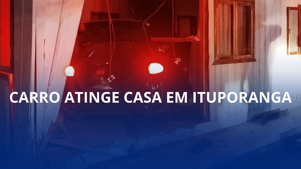 Carro atinge casa em Ituporanga