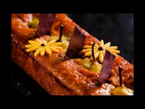 Tea cake with spicy pears and mulled wine