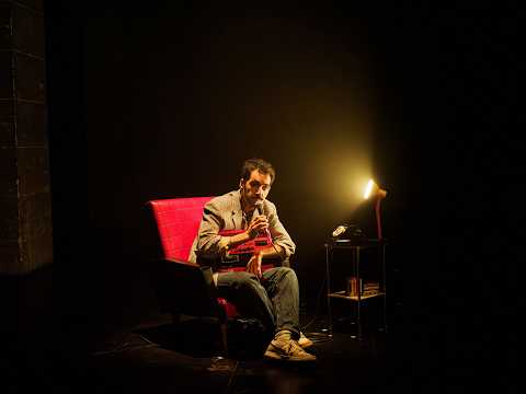 Dans une pièce chorale portée par cinq interprètes, Julien Lewkowicz m 