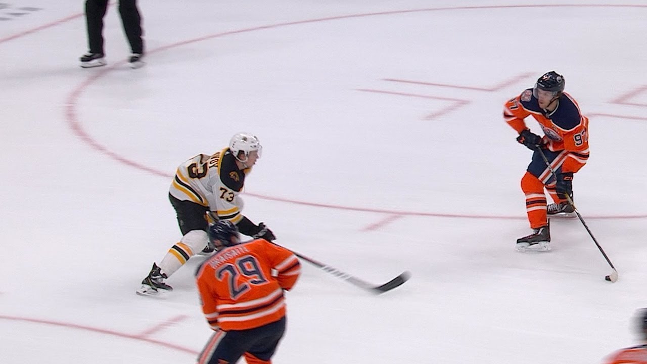 Vidéo: Connor McDavid VOLE...FEINTE...PASSE...GAGNE...