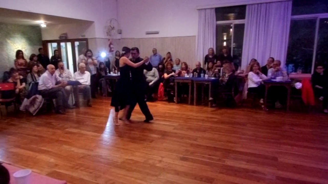 Daniel Juarez y Alejandra Armenti bailan "Junto a tu corazon" en La Friulana Tango