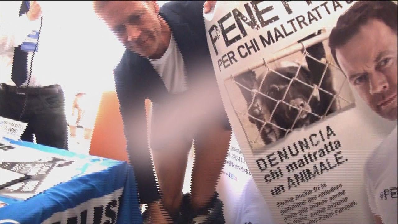 Rocco Siffredi si mette a nudo per la campagna Pene più dure