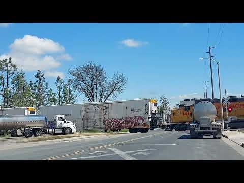 UP Tulare local switching with GP40-2