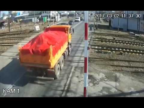 Samochód dostawczy uszkodził szlaban na przejeździe kolejowym w Sandomierzu