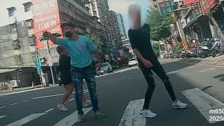 行人帝王是不能容許被按喇叭的，即使是闖紅燈也是一樣（開聲音）