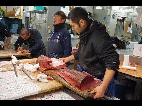 Рыбный рынок в Токио: разделка и продажа тунцов. 築地市場, Tsukiji Shijō