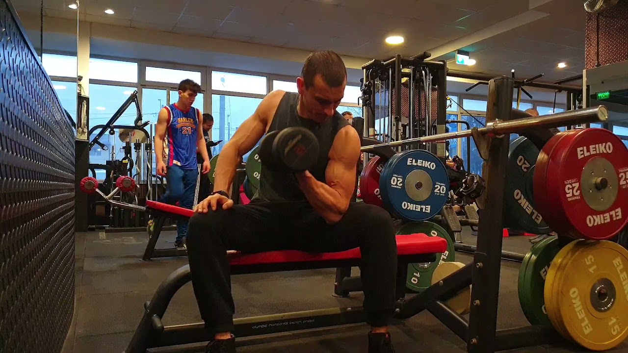 Flexii unilaterale pentru biceps, din așezat, cotul sprijinit pe coapsă, cu o ganteră