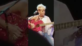 Lorrie Morgan gets cold during concert