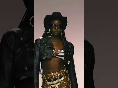 Both girls slayed the opening of MOSCHINO ss24💕✨🇸🇸 #adutakech #fashion #supermodel #runway#shorts