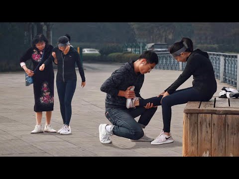 女生跑步時突然腿部抽筋，暖心阿姨坐在地上幫她拉伸