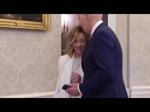 Բայդենը համբուրել է Իտալիայի վարչապետին