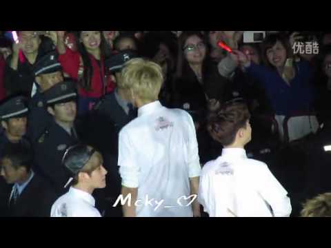 [Fancam] 131019 Kris holding Yixing's waist @ SMTOWN in BEIJING Ending