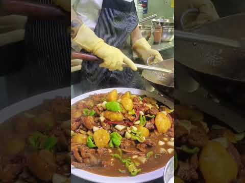 This is big plate chicken, a specialty of Xinjiang！