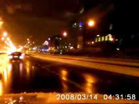 Zmiana pasa na kończący się, odbicie się od krawężnika/barierki.