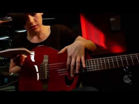Guitarist Kaki King performs 'Fences' and 'Streetlight in the Egg' [HD] Inside Sleeve, ABC RN