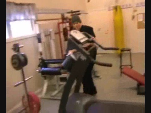 Holken Gör illa sig på rullmattan