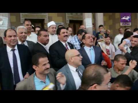 محافظ القليوبية يلتقط صورا مع الأهالي ويوزع الهدايا على الأطفال