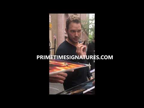 Chris Pratt signs autographs for Prime Time Signatures