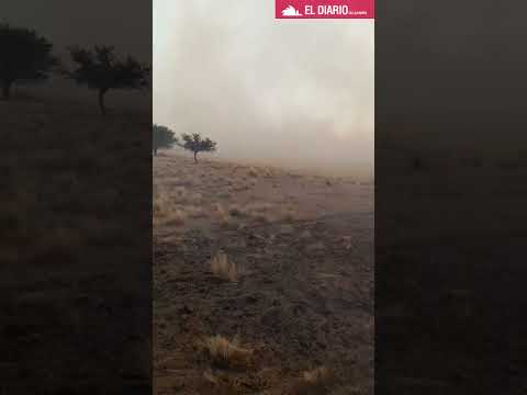 Bomberos y Defensa Civil combaten un incendio en Abramo