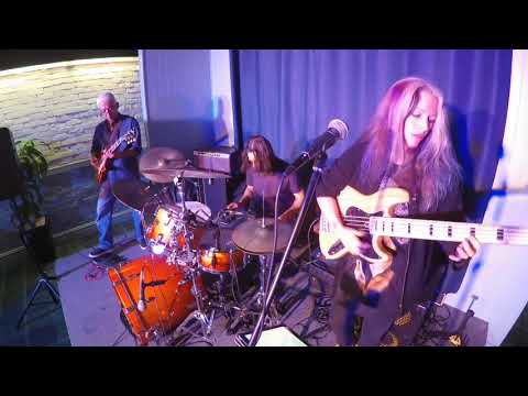 🎸🥁🎸 *STANDING ON SHAKY GROUND* 🎸🥁🎸  Rebecca Johnson Band  (QSC Touchmix 16)