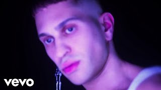 TUTTI CONTRO TUTTI Lyrics English Translation