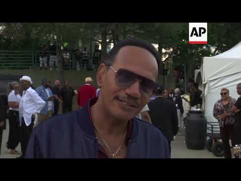 Detroit singers and fans celebrate Aretha Franklin day before funeral