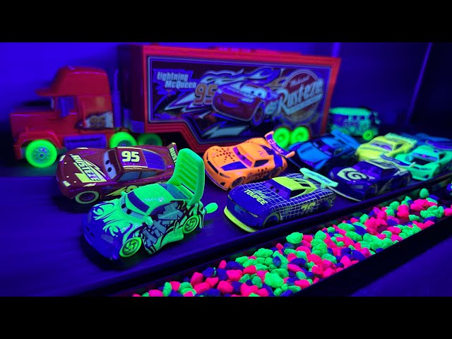 Vídeo relacionado con Mattel Disney Pixar Cars Night Racing Pista para coches de juguete que brilla en la oscuridad, incluye 2 vehículos, +3 años (HPD80)