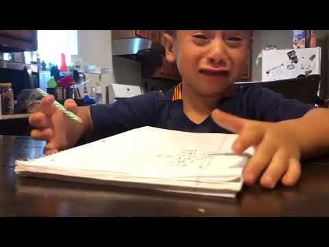 Niño llora cuando su mama lo pone a hacer la tarea