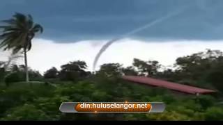 preview picture of video 'Puting Beliung Di Kuala Sala Kedah: 10 Rumah Di Kg Sg Nonang Rosak Teruk'