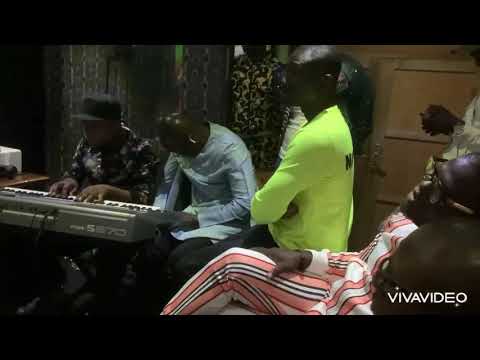 Dieyla au studio avec pape Diouf