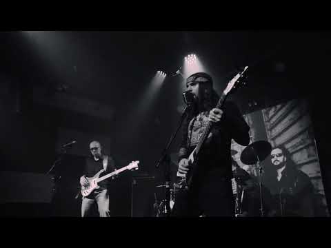 LIVING LOUDER - Shaking the Dust (live clip)