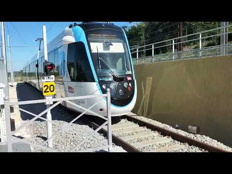 départ imminent de la ligne T13 direction St germain en laye station St Cyr