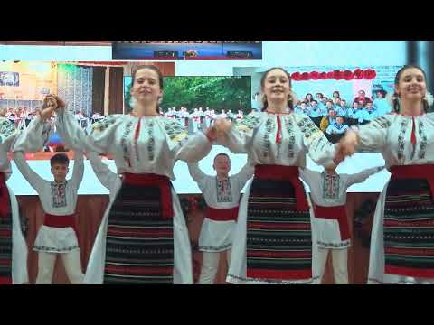 ansamblul de dansuri populare  ,,Strămoşeasca” - Hora satului